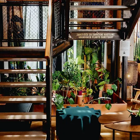 Hotel One66